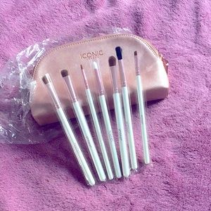 Iconic London Original 7 eye synthetic brush set in makeup bag